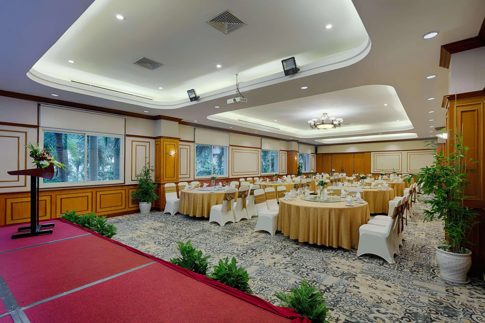 Отель Halong Plaza