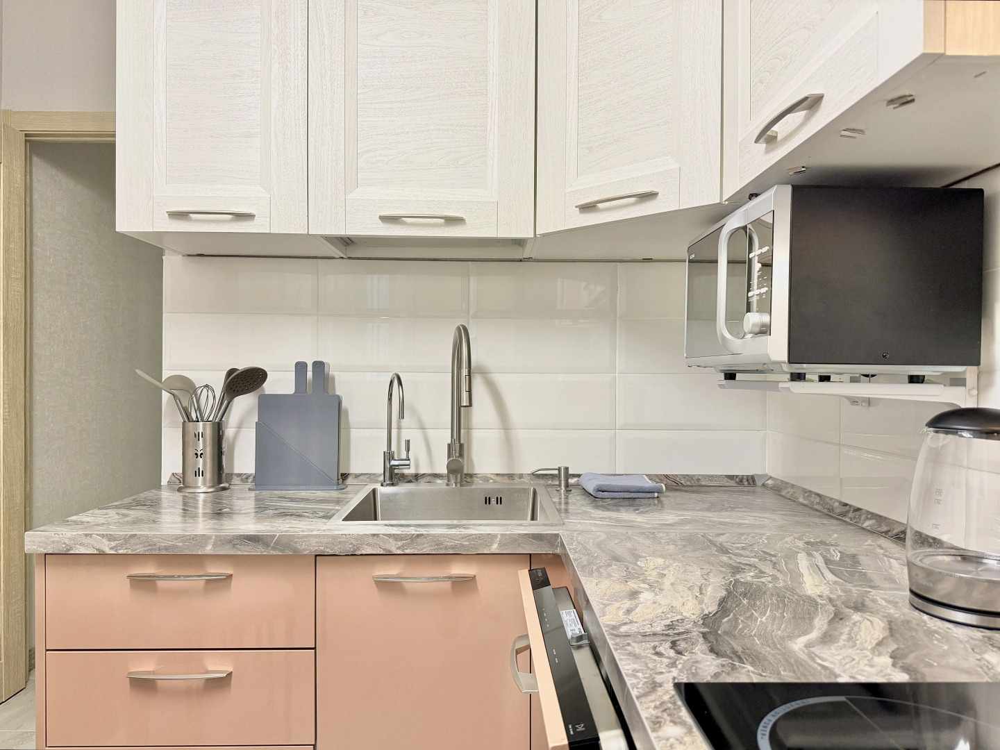 Жилое помещение 2-к квартира у метро Молодежная с яркими закатами