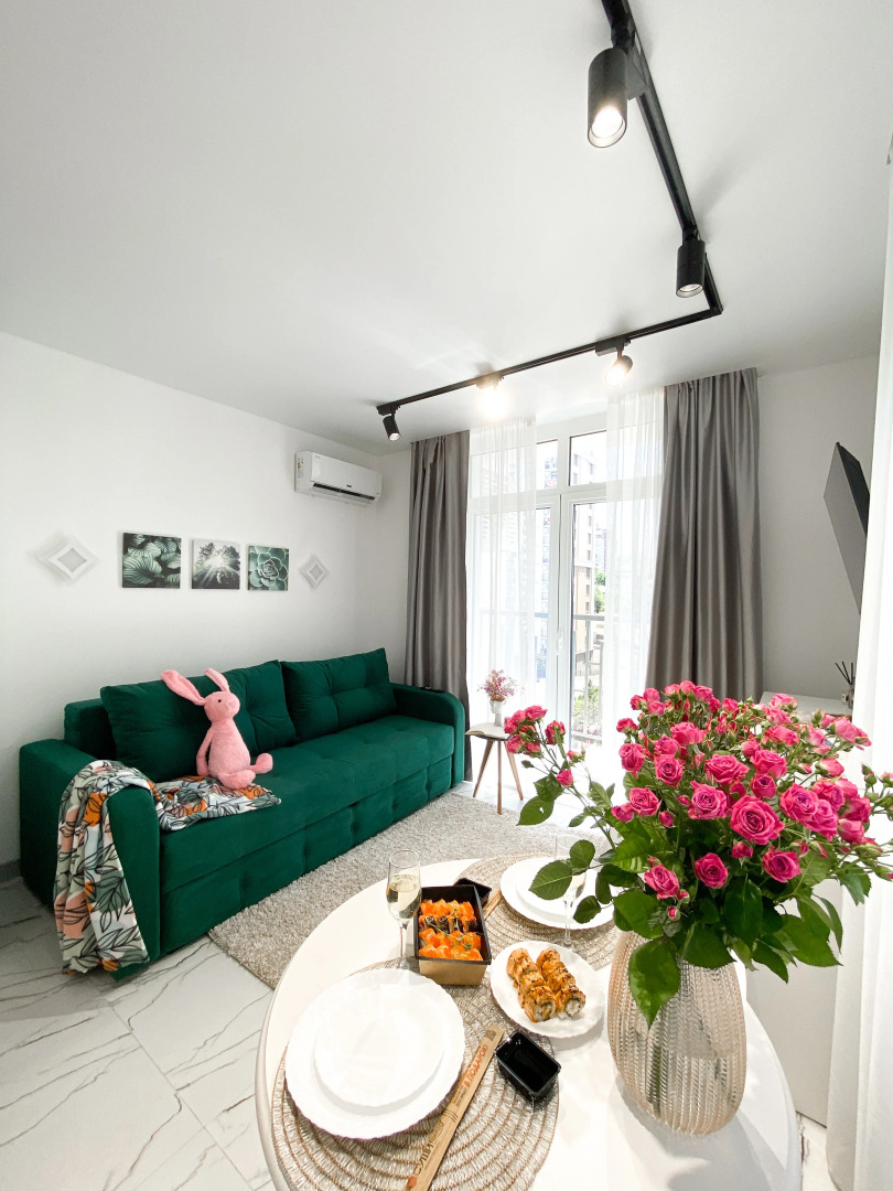 Апартаменты-студия 30 кв.м. с двуспальным диваном и балконом, с 3 по 6 этаж