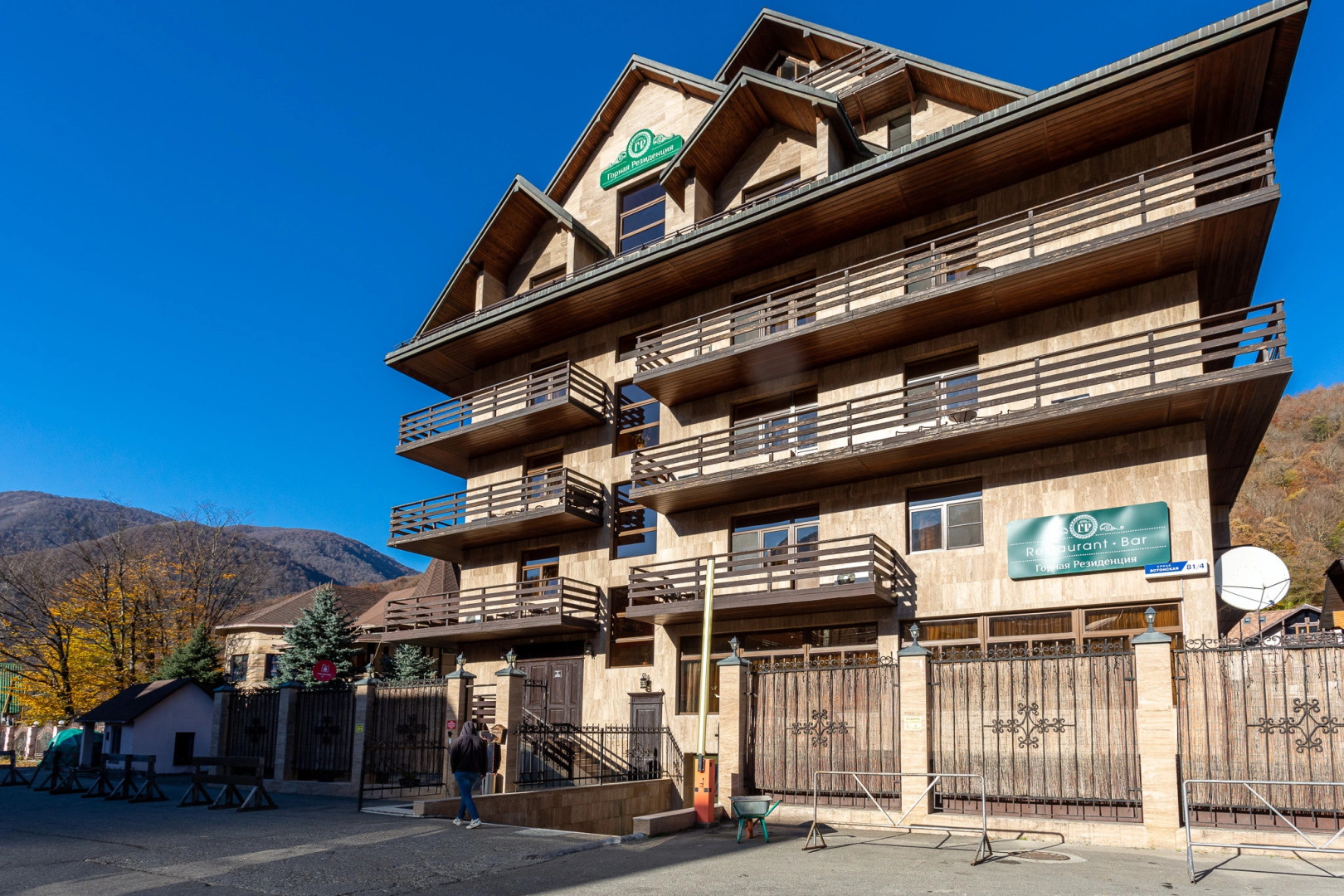 Квартира Номер в Отеле с Балконом Шикарным Видом на Горы