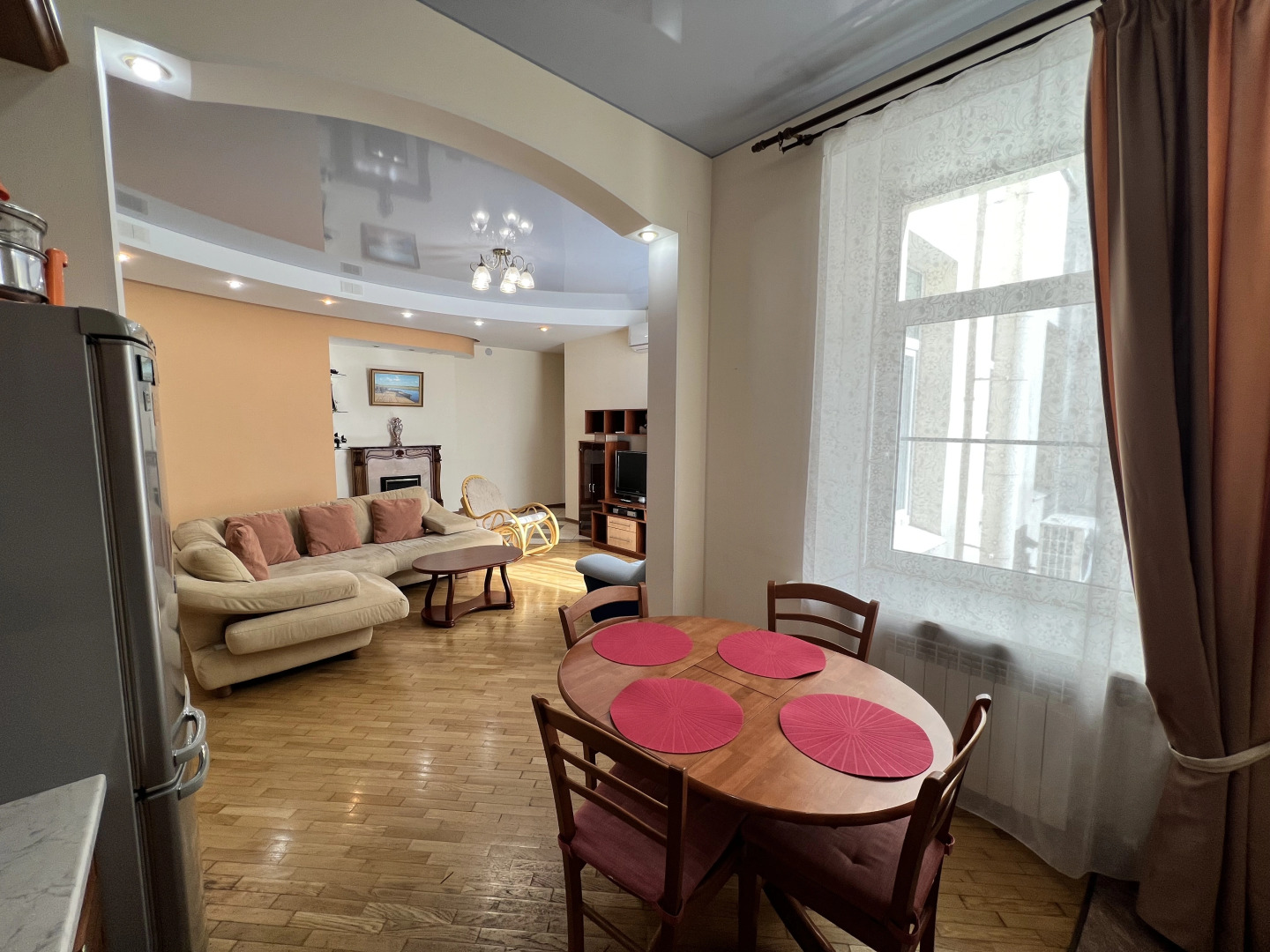 Трехкомнатная квартира с сауной и джакузи Парковка