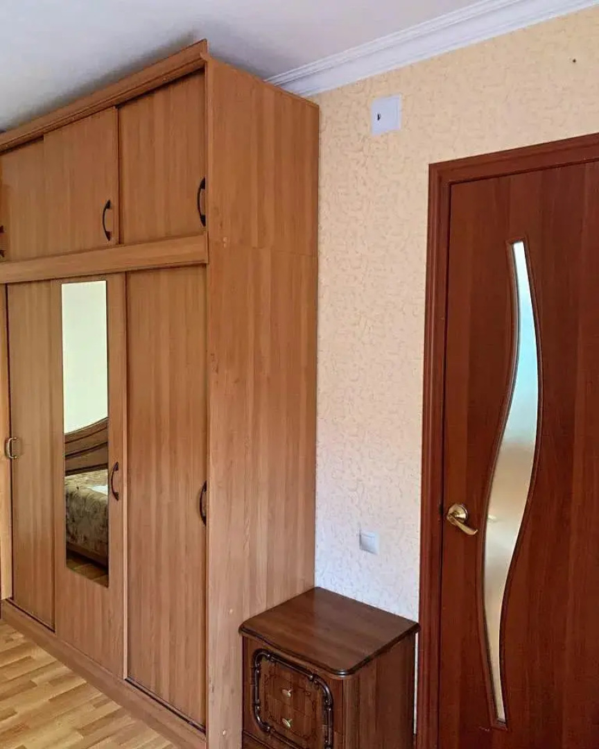 Частный дом с бассейном, верандой и садом