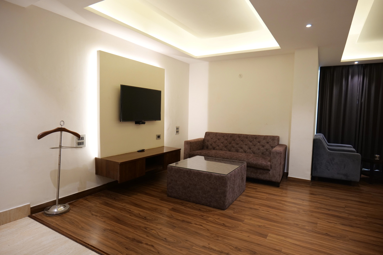 Отель The Emerald Grand