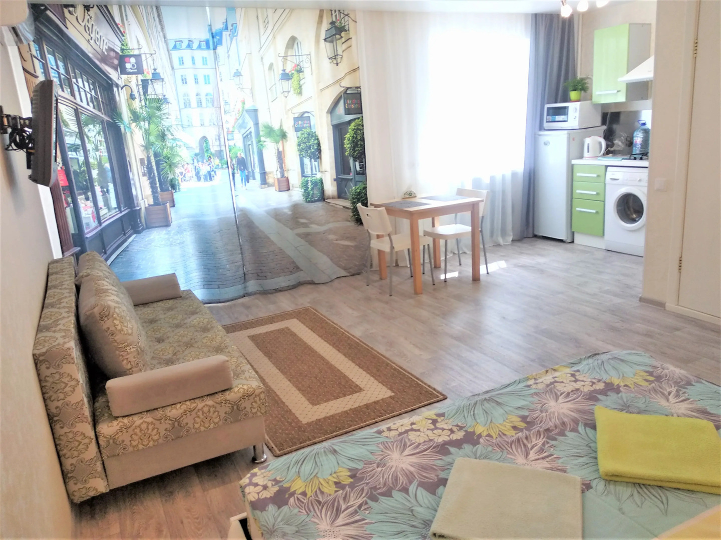 Апартаменты возле площади 1905 года