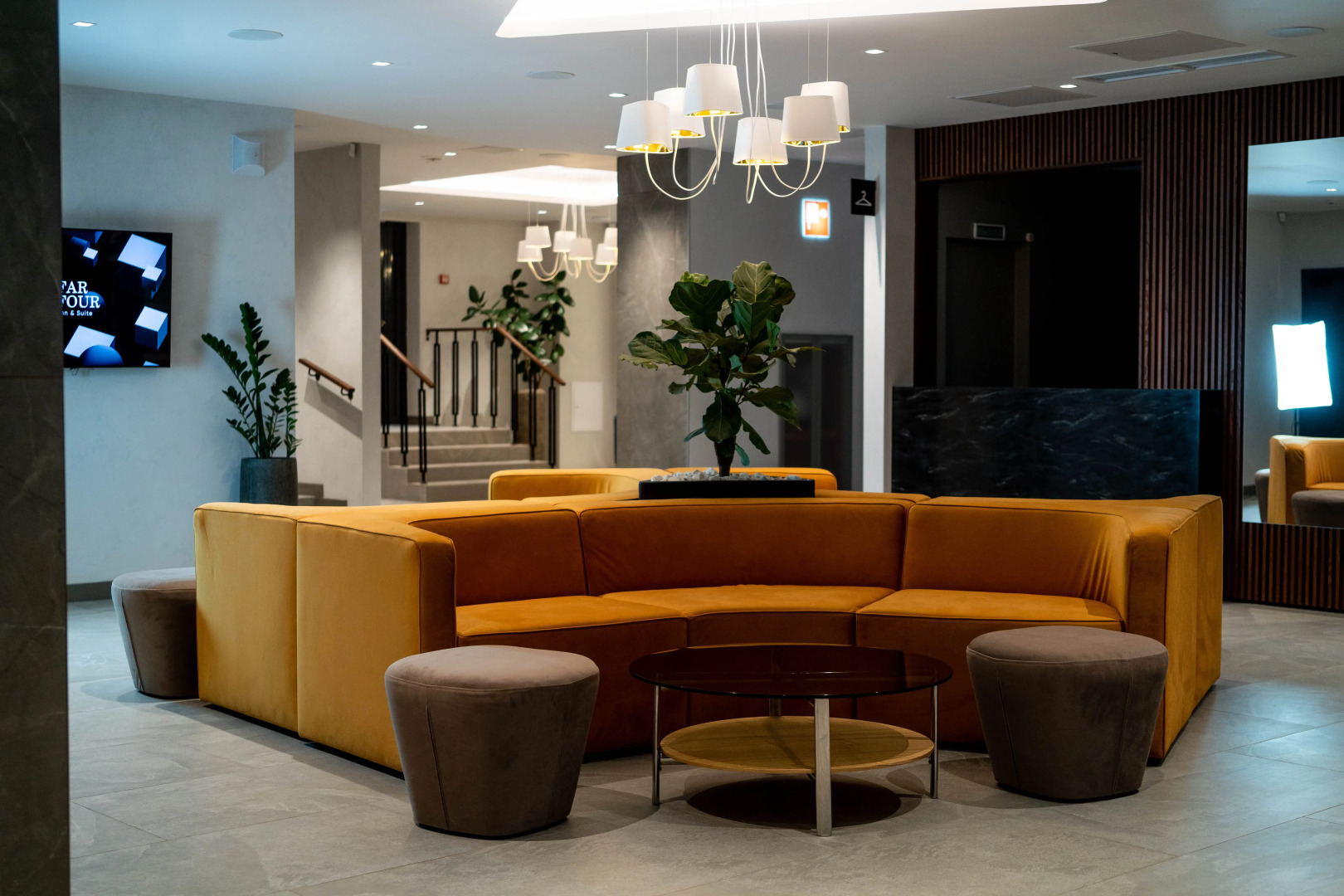 Отель FarFour Inn & Suite