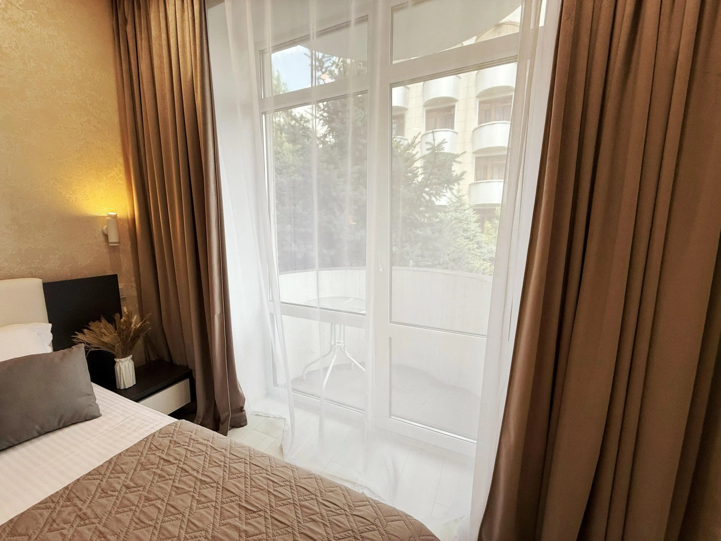 Апартаменты с небольшим балконом. 3 минуты до Моря. Для троих.