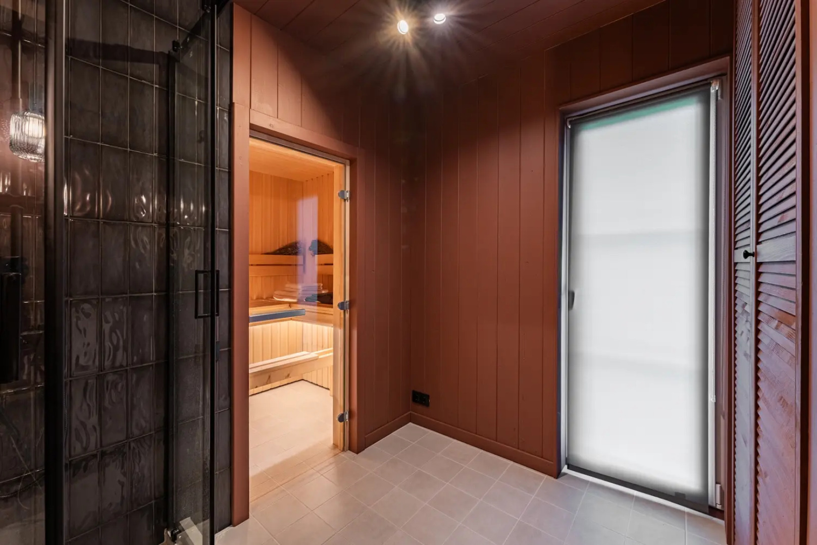 Частный дом с горячим джакузи на террасе