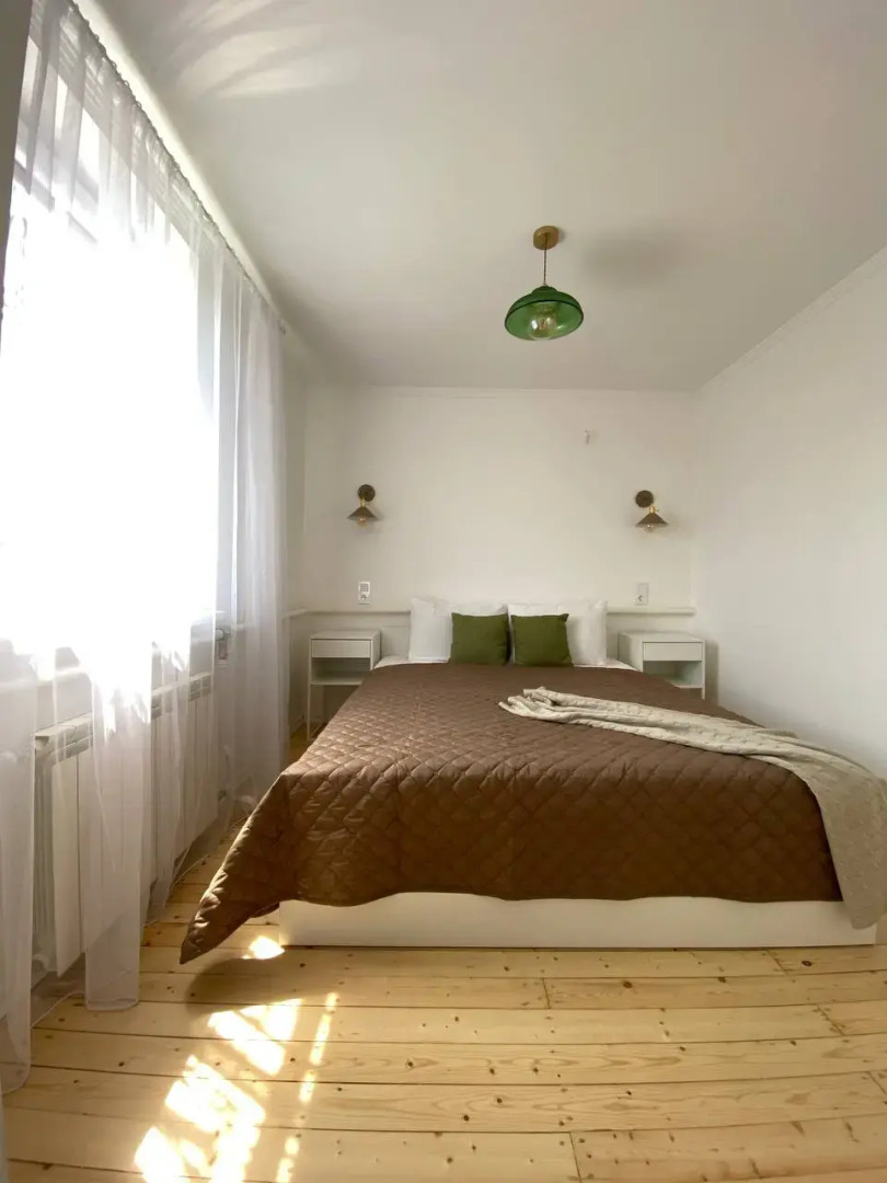 Частный дом с садом и бассейном