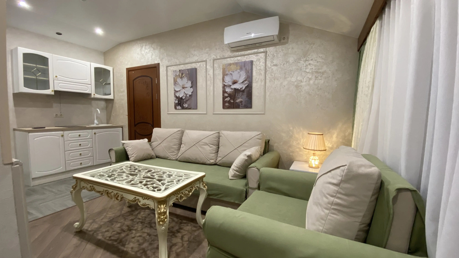 Апартаменты двухкомнатные ВИП 5 Дворик Друзей