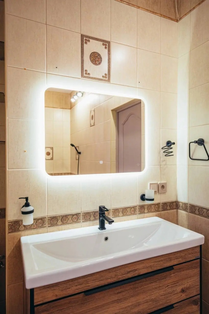 Частный дом в центре города с зеленым садом