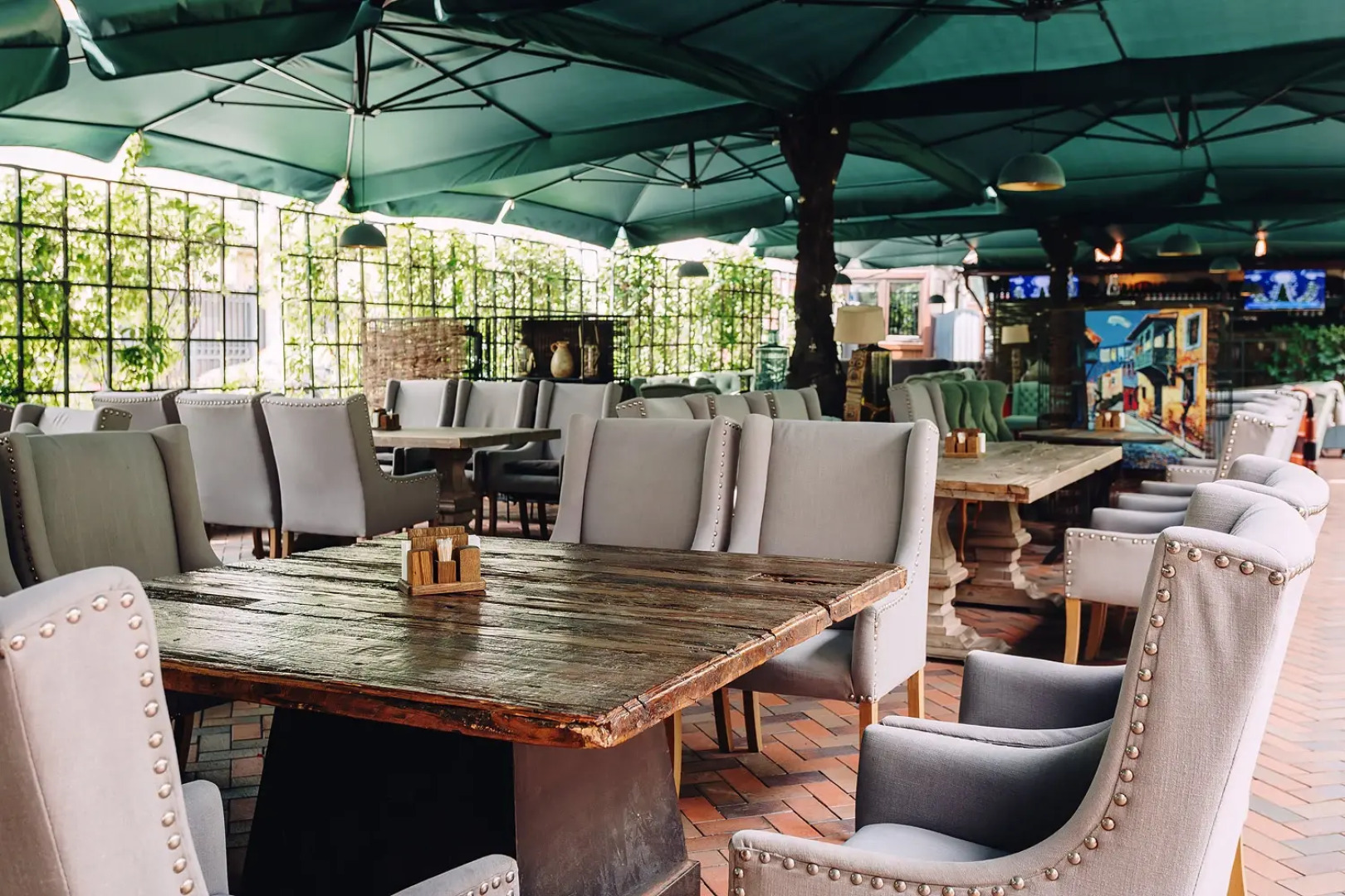 Отель Амбассадори