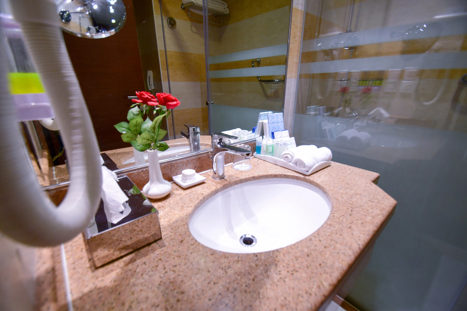 Отель Golden Tulip Al Ansar