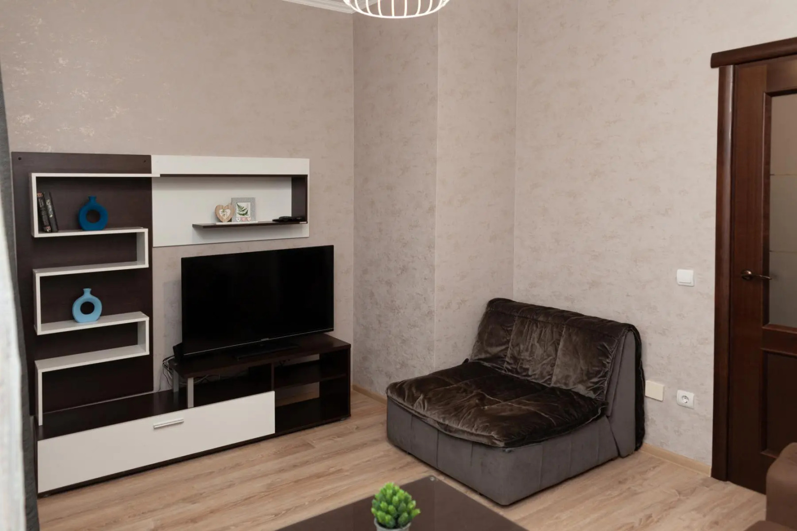 Апартаменты двухкомнатные (94) Серебровская 91