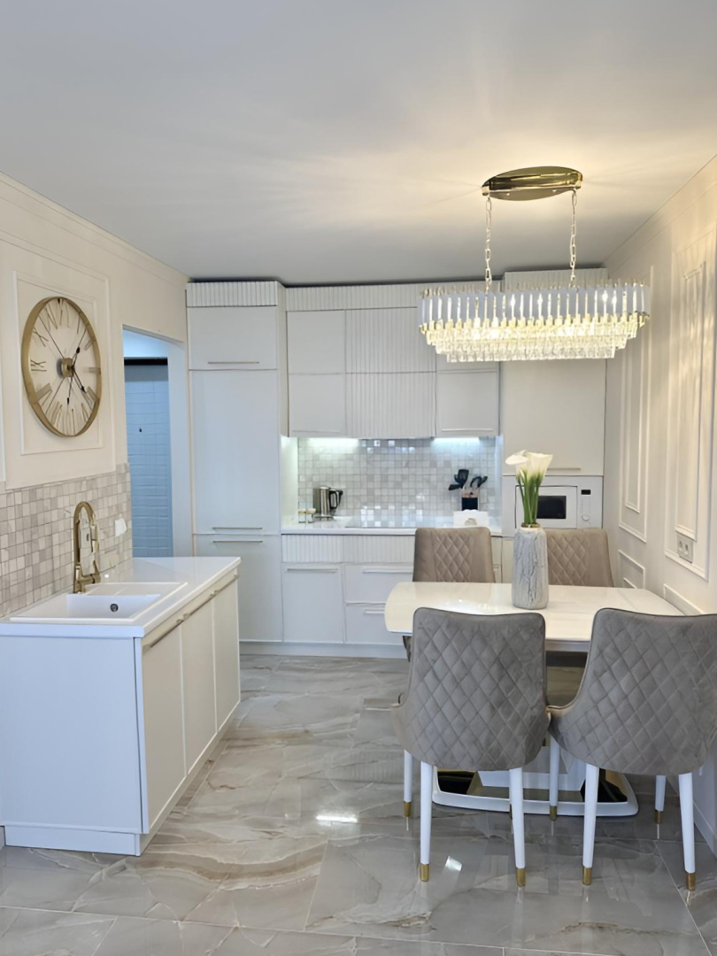 Апартаменты Шикарная Квартира в Стиле Неоклассика с Видом на Горы