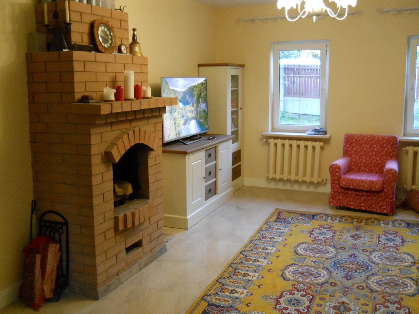 Частный дом с камином на берегу реки