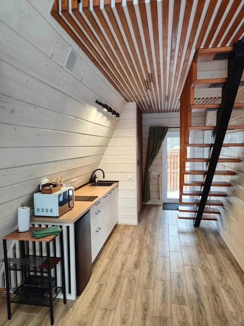 Частный дом A-фрейм c кaминoм и бaней в сoснoвом лeсу