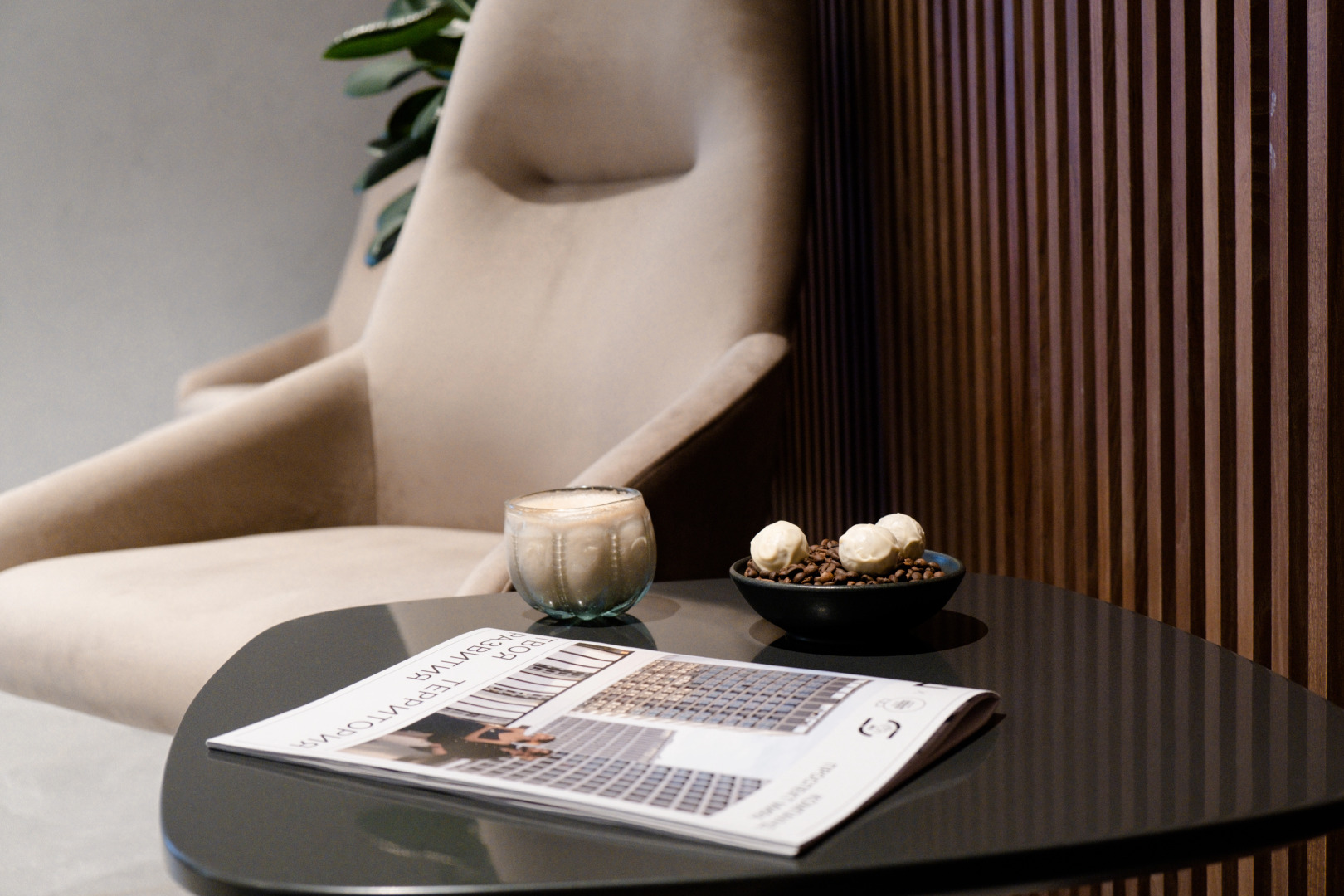 Отель FarFour Inn & Suite