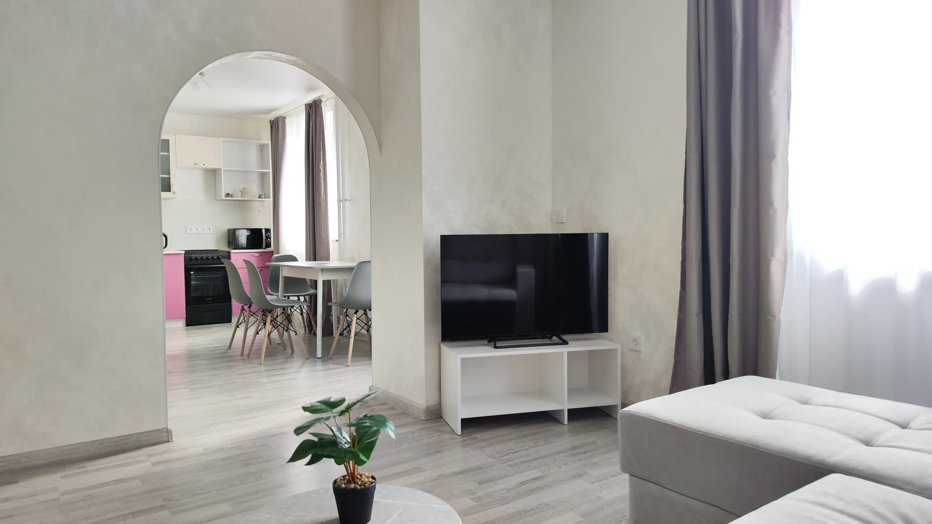 Апартаменты Panda Home возле ТЦ Остров и ТЦ Кристалл