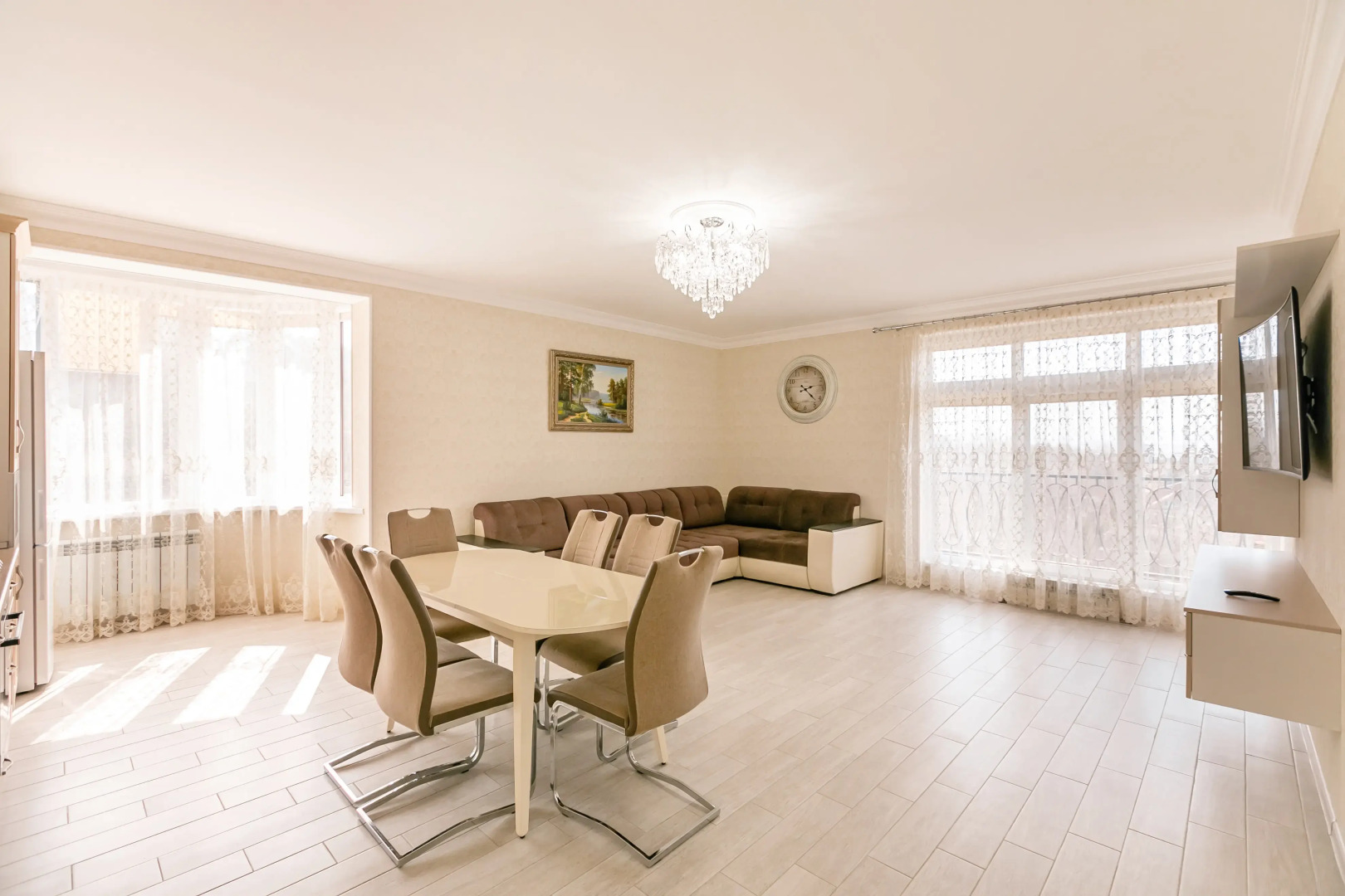 Апартаменты Лира от Ирины Савельевой + С красивым видом на Боргустанский хребет + У входа в верхний Курортный парк + Релакс 150%!