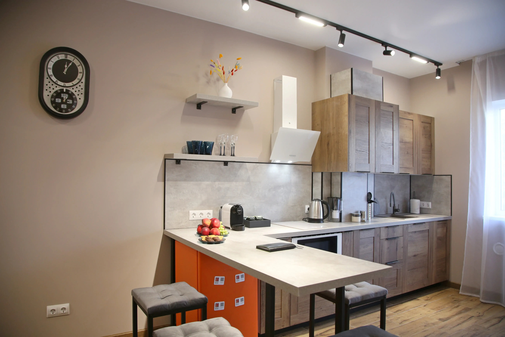 Апартаменты Уорхол - апельсин и капучино в интерьере с собственным двориком для BBQ в 10 минутах от центра