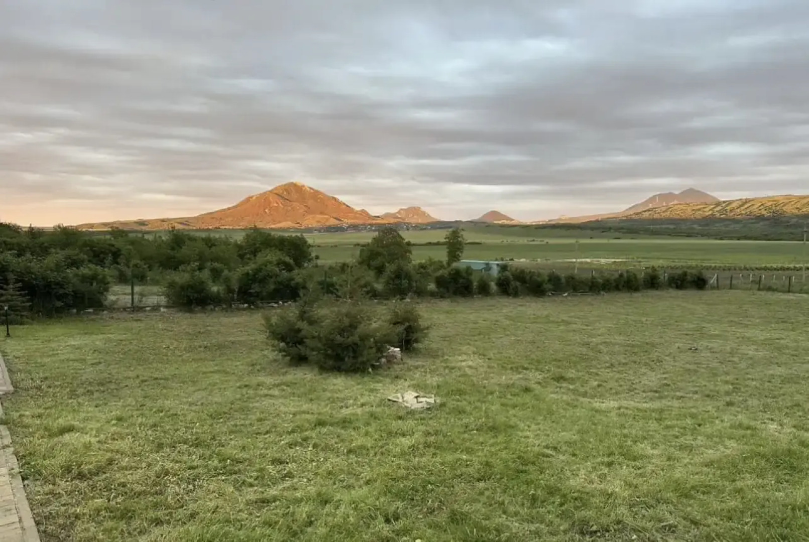 Частный дом Усадьба Сергея Пускепалиса у подножия горы Верблюд с полётами на рассвете