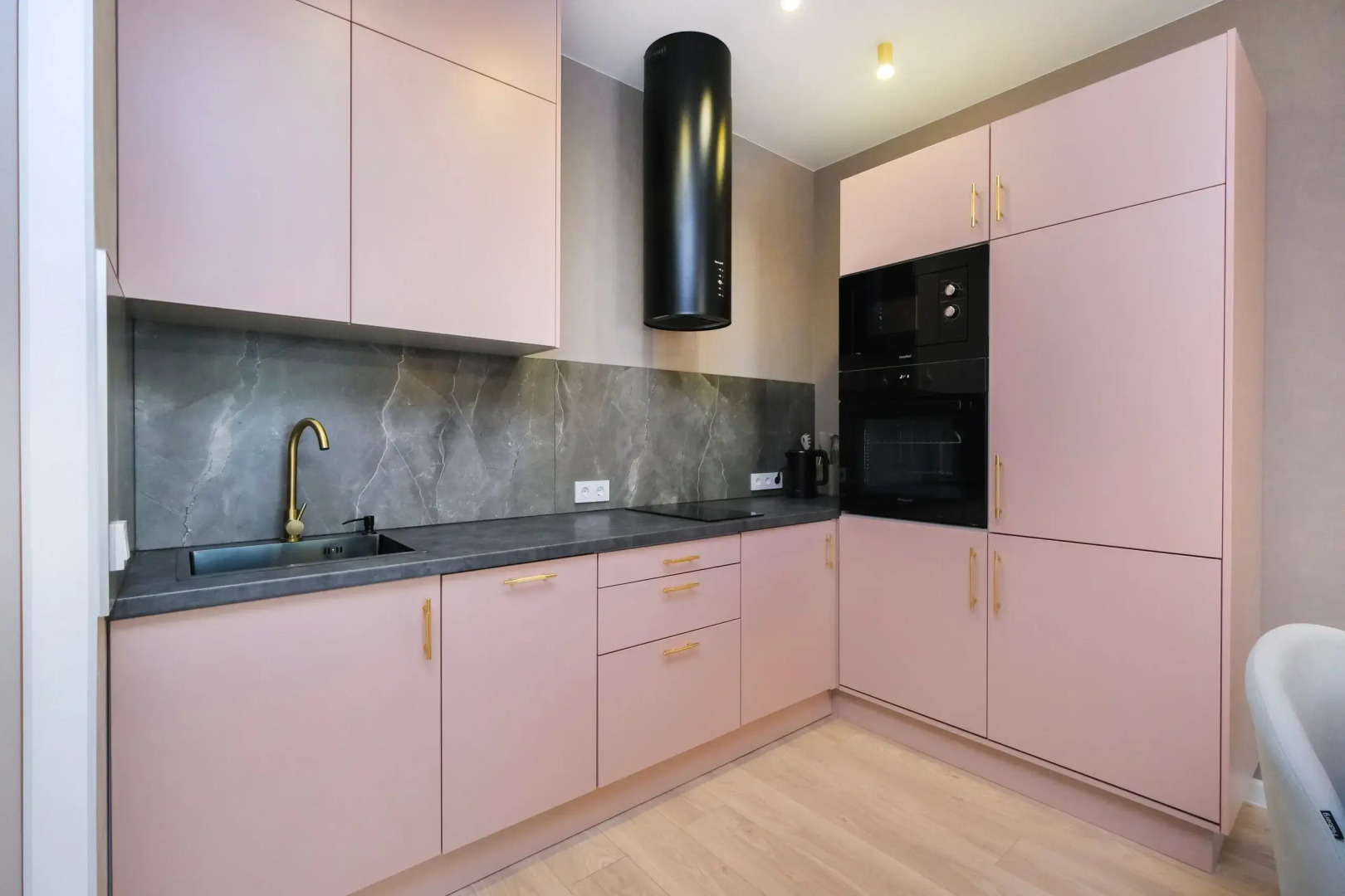 Большая Однокомнатная Квартира с Видом на Реку и Новым Ремонтом