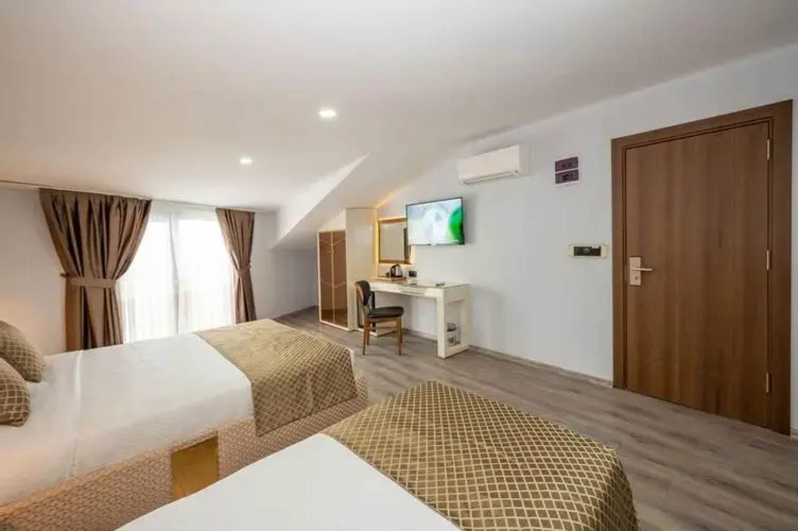 Luxury Airport Hotel by Zazzoni