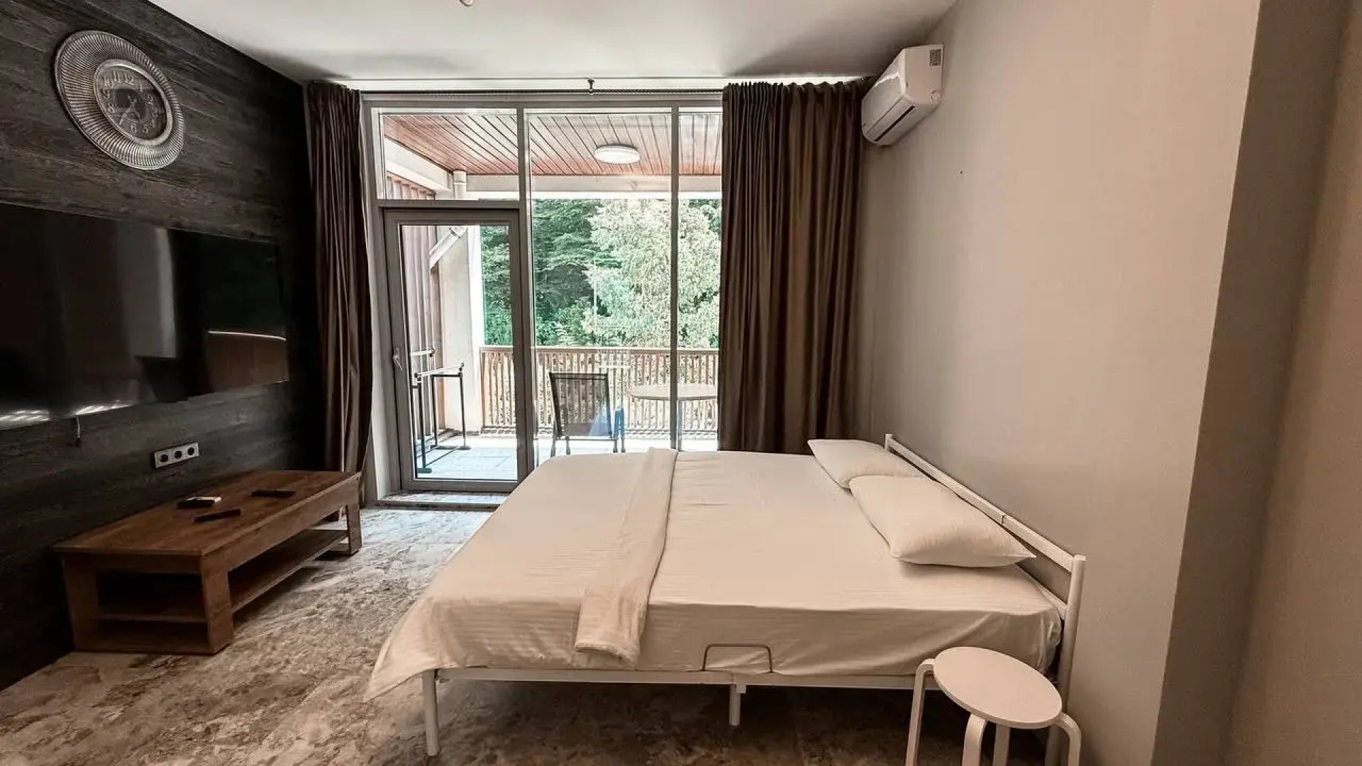 Частный Дом у Леса с Бассейном