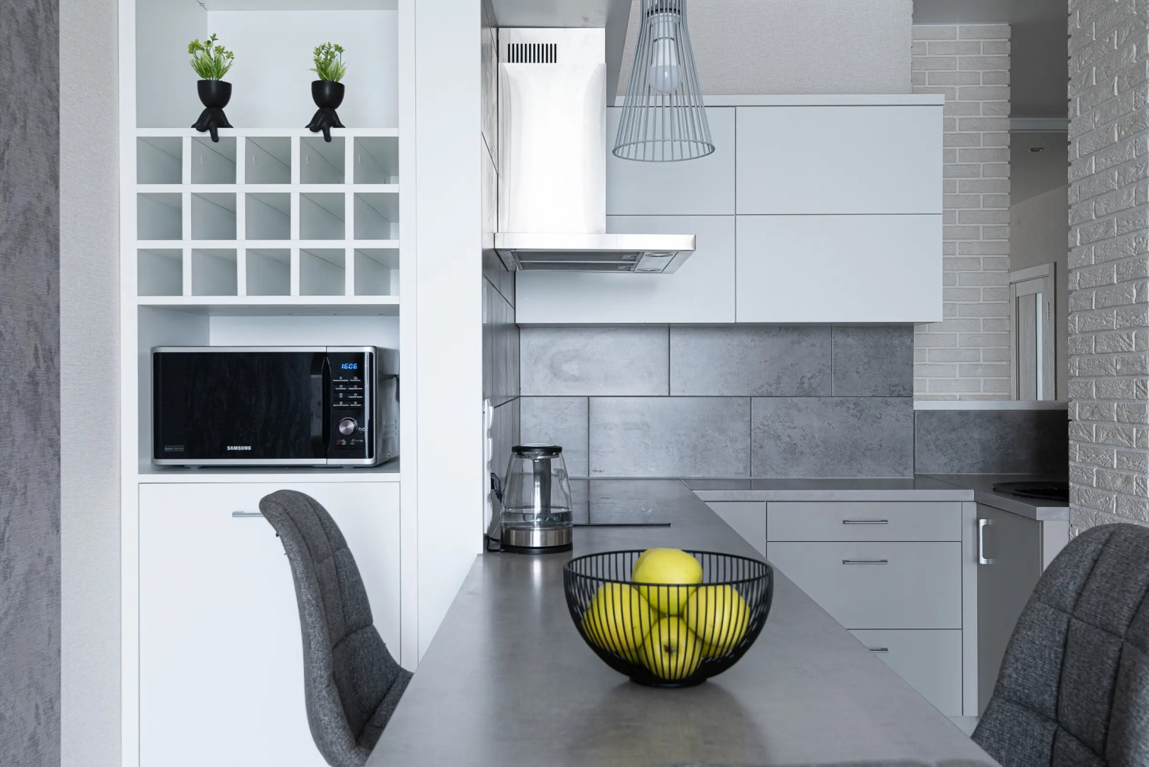 Квартира на сутки Минск Маяк Метро 3 минуты Бесконтактное заселение Wi-Fi Кухня объединена с жилой зоной Отдельная спальня