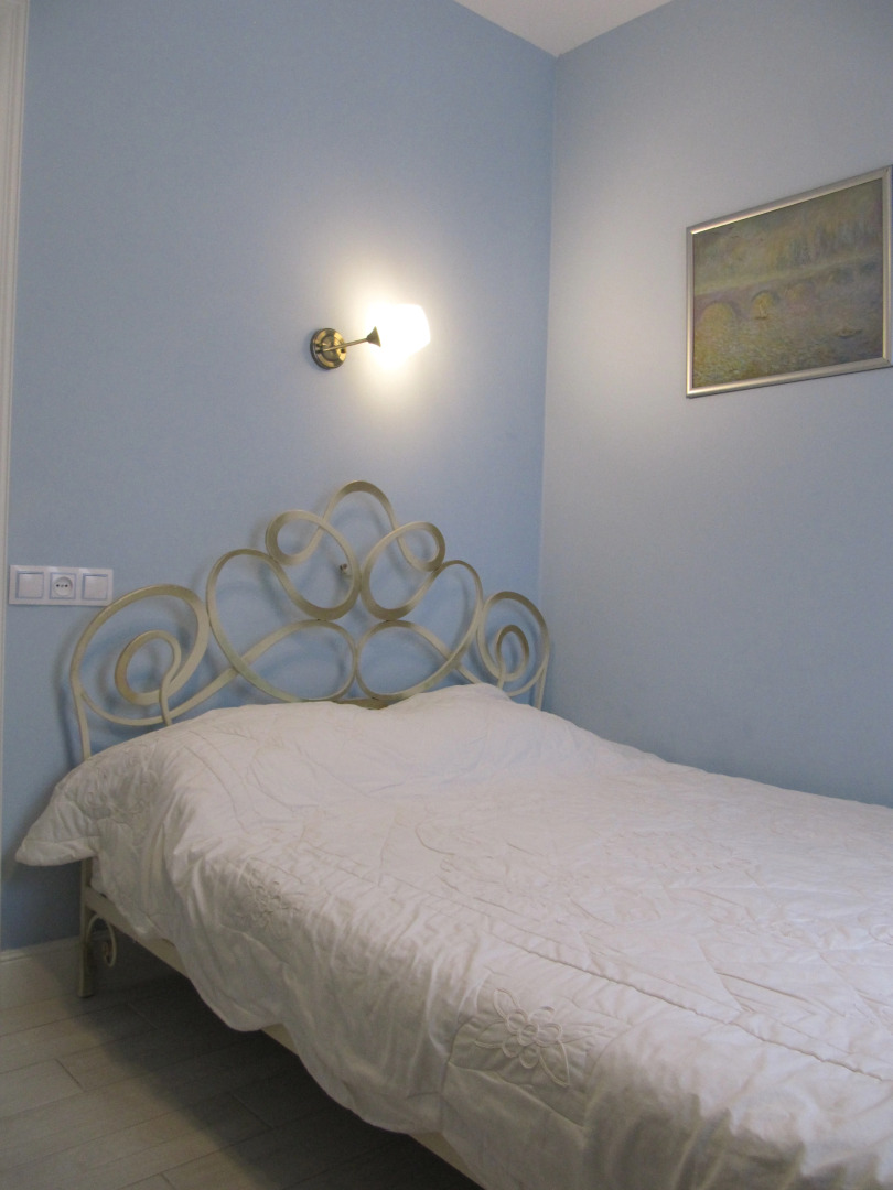 Частный дом с камином на берегу реки