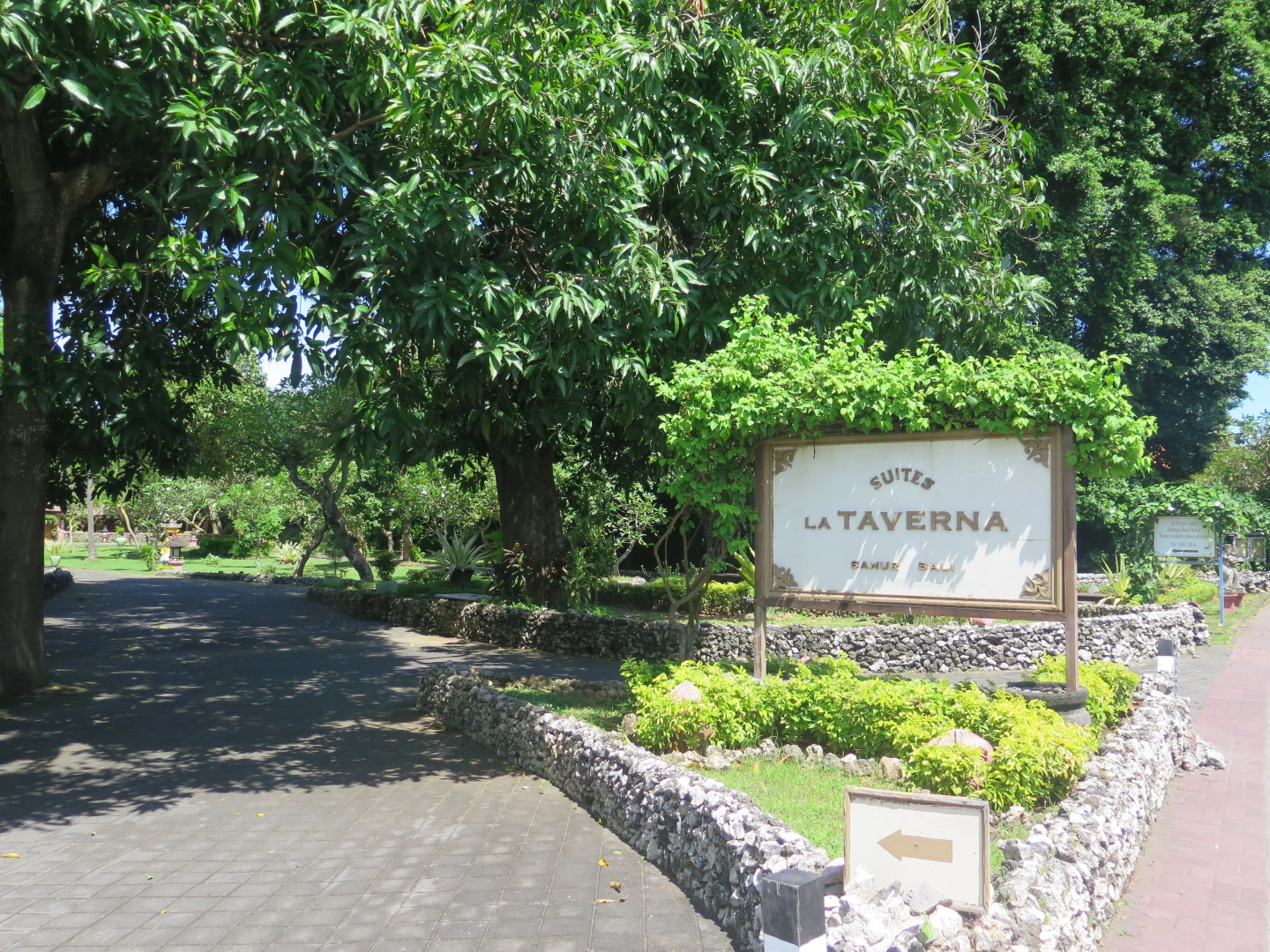 Отель La Taverna Suites