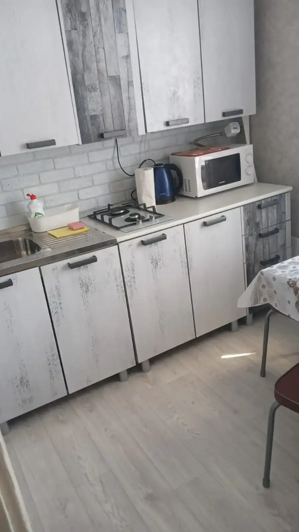 Апартаменты Двухкомнатная квартира с ремонтом рядом с озером