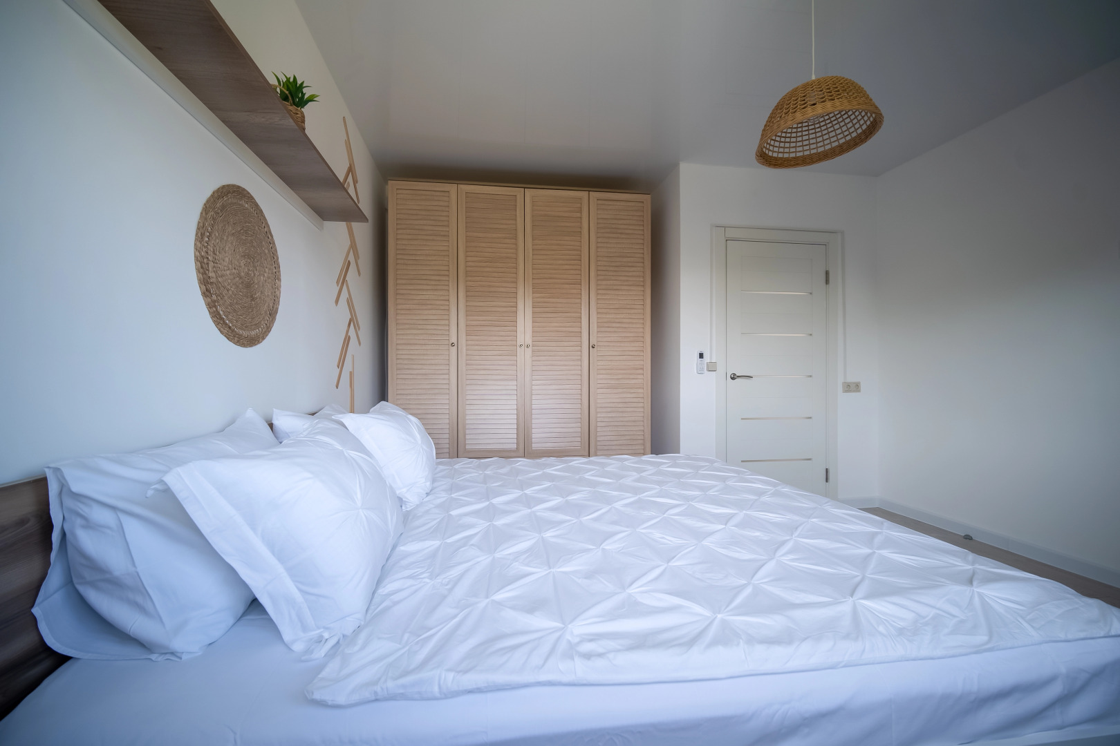 Частный Дом с Бассейном Мансардой и Видом на Горы