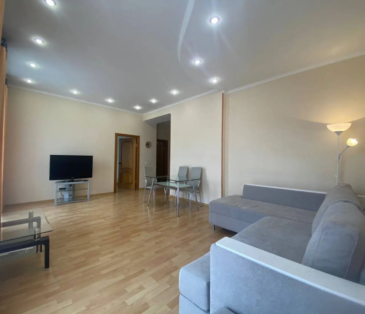 Апартаменты 3-комнатные HomeApart К.Маркса, 25