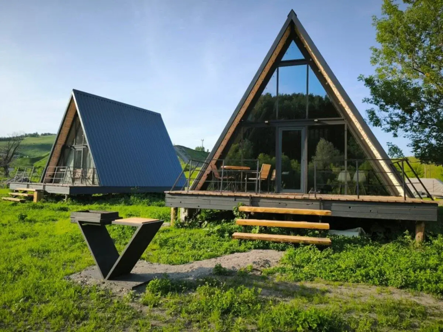 Шале двухэтажный А-фрейм с панорамным остеклением и террасой