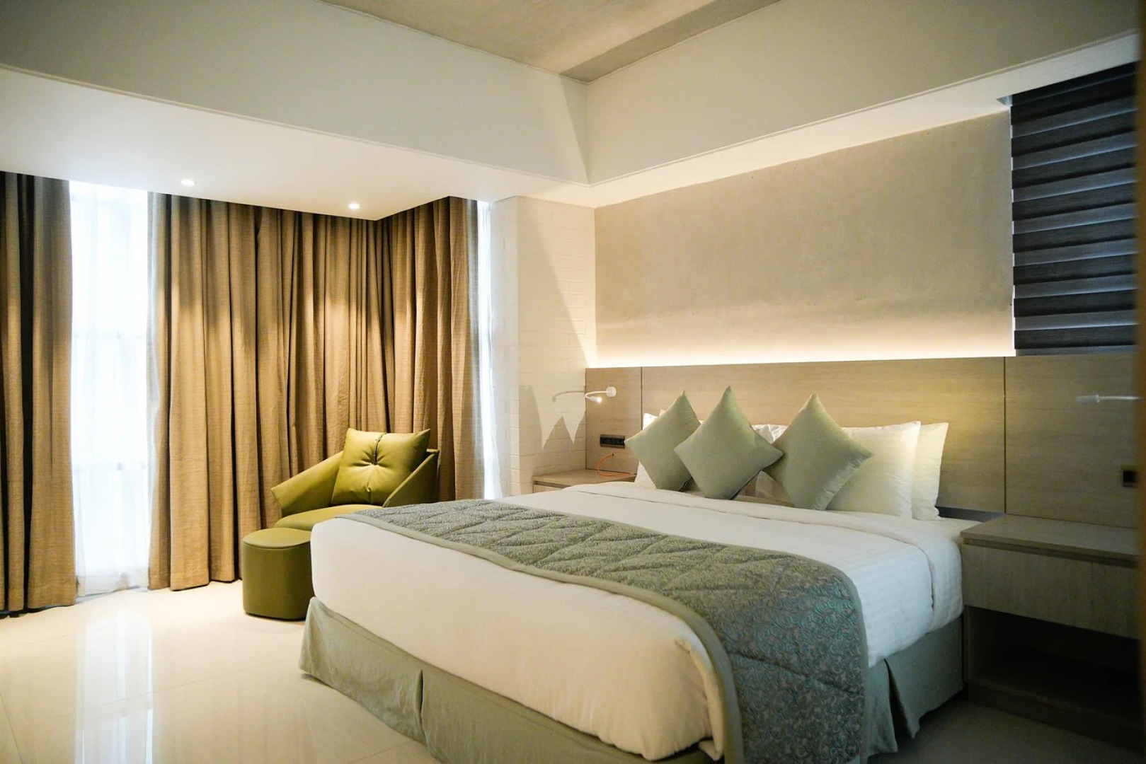 Отель Lakeshore Heights