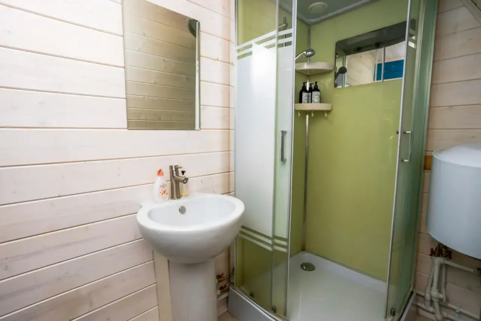 Частный дом в лесу у реки Пра