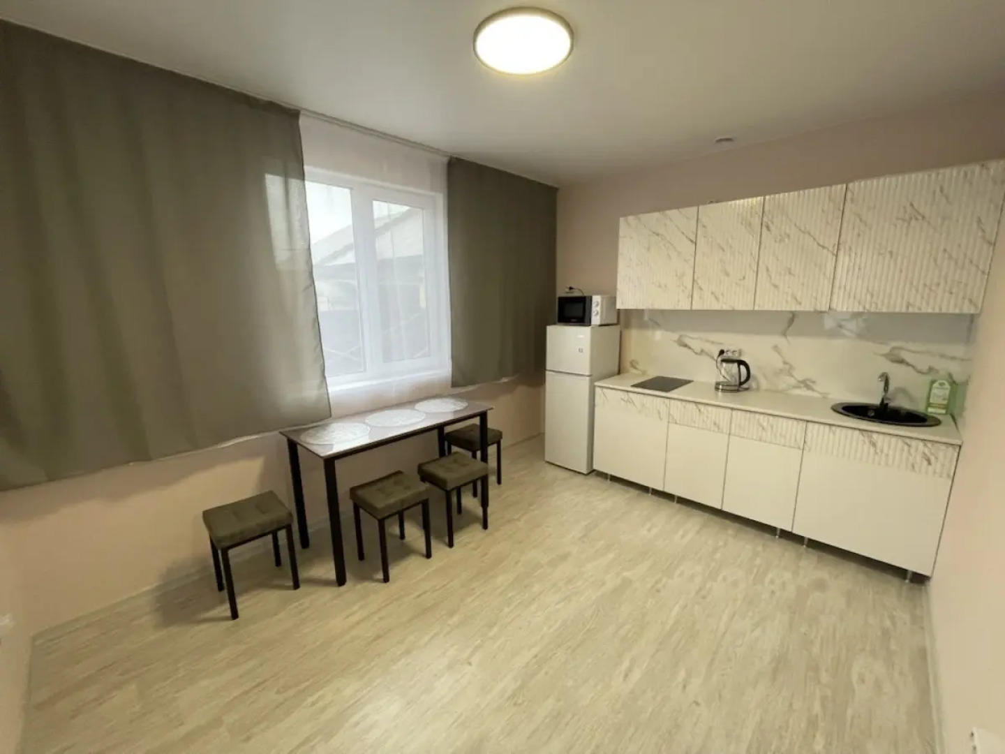 Апартаменты Вместительные Двухкомнатные  №1  в Новом Доме для Проживания от 1 до 4 Человек