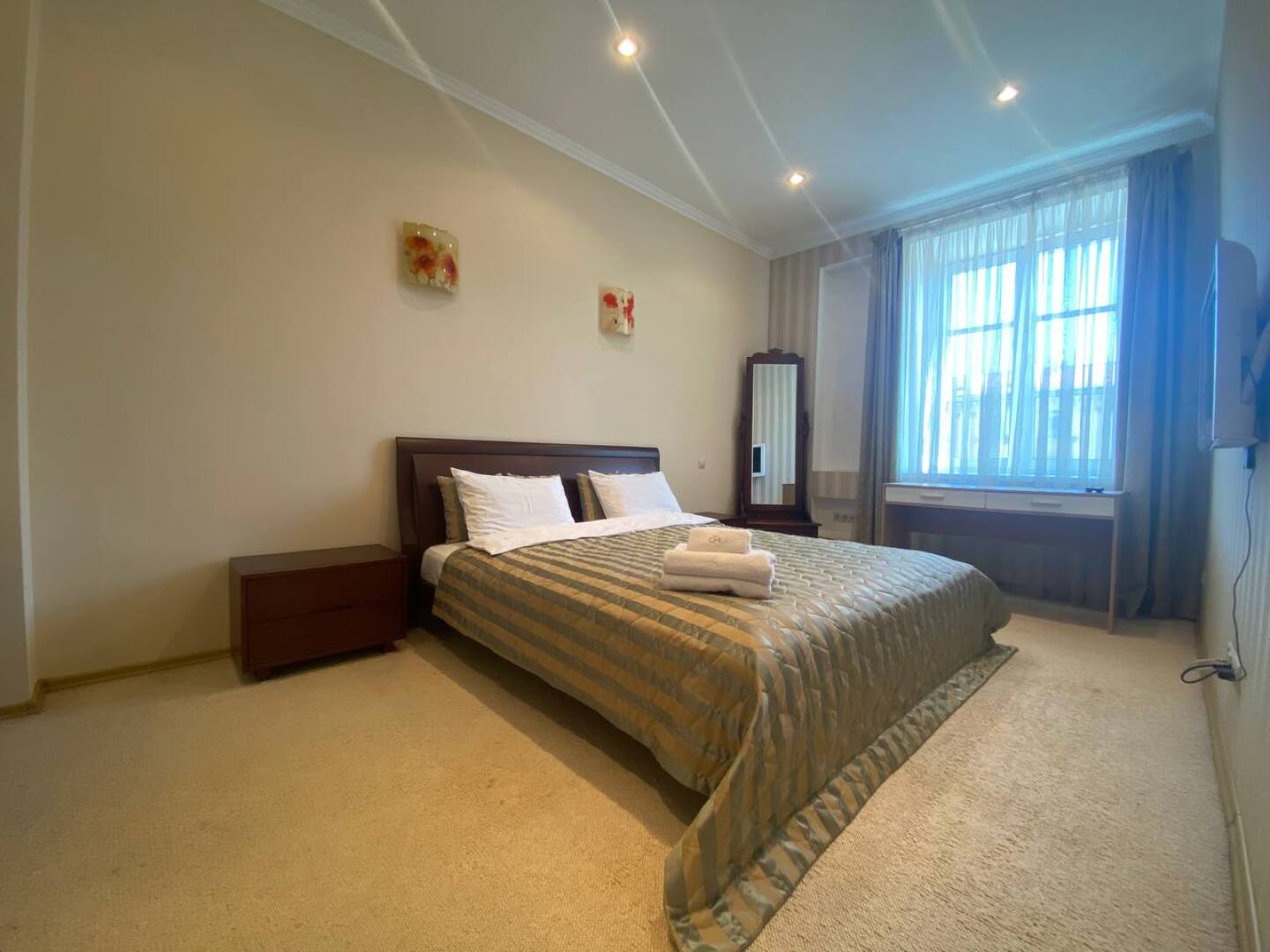 Апартаменты 3-комнатные HomeApart пр-т Независимости, 13