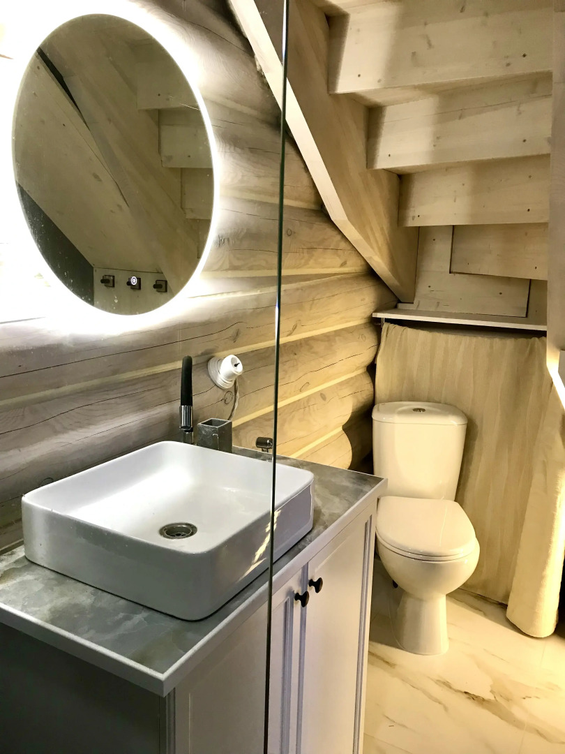 Частный дом Дом на скале с видом на озеро.