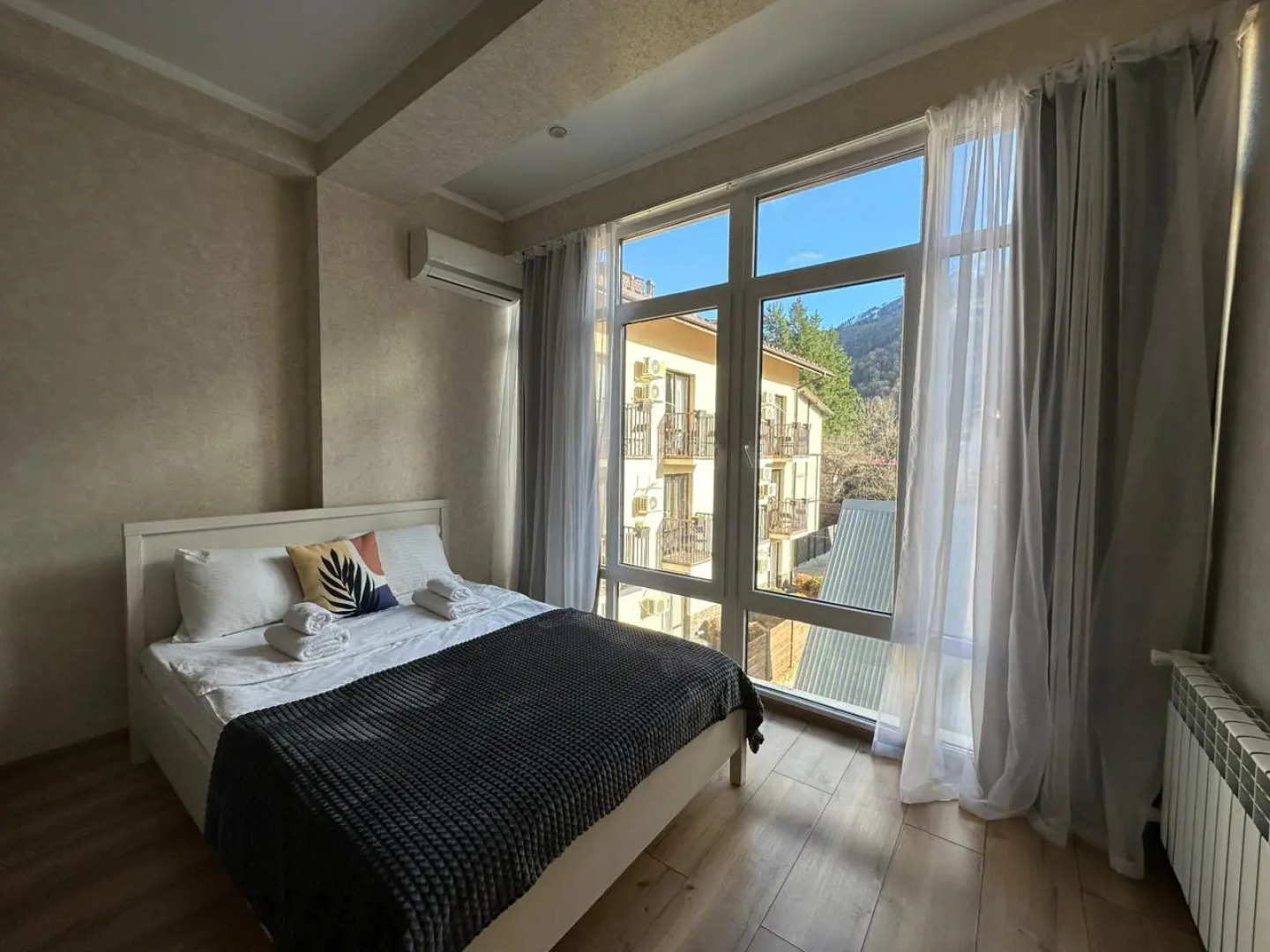 Море квартир с видом на горы