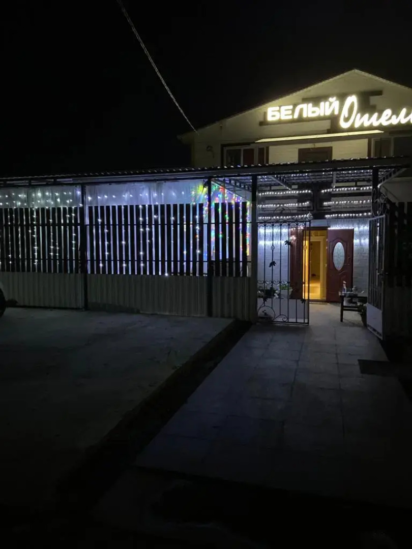 Отель Белый