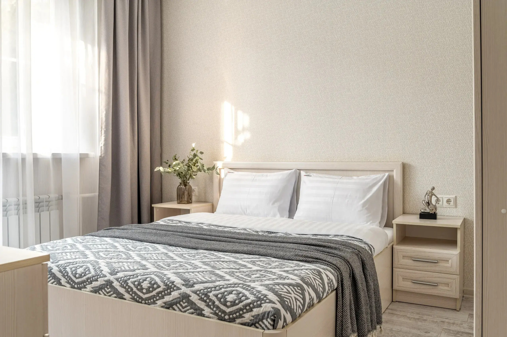 Апартаменты Дом у Дендрария Red apartments Сальвия