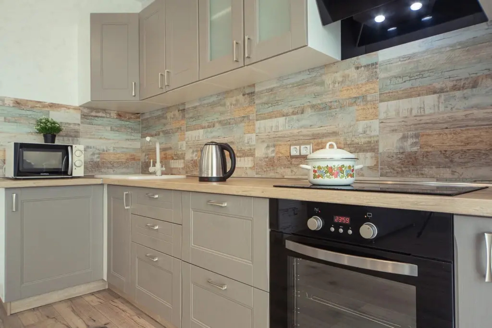 Квартира от компании Хоум Отель на Ново- Садовой  215Б