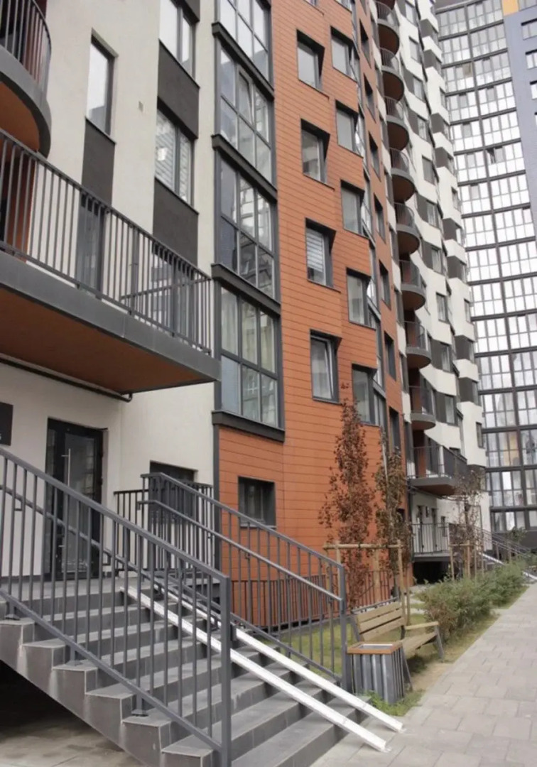 Апартаменты улучшенные в новом доме с качелей