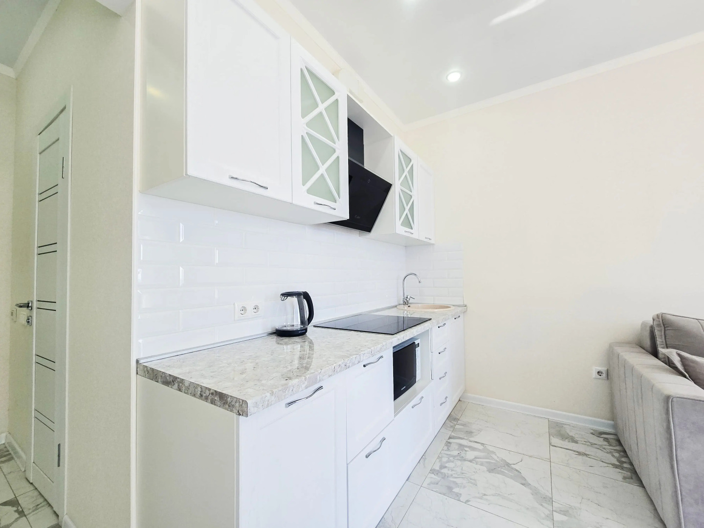 Квартира светлая студия с видом на море и балконом с бассейном на территории