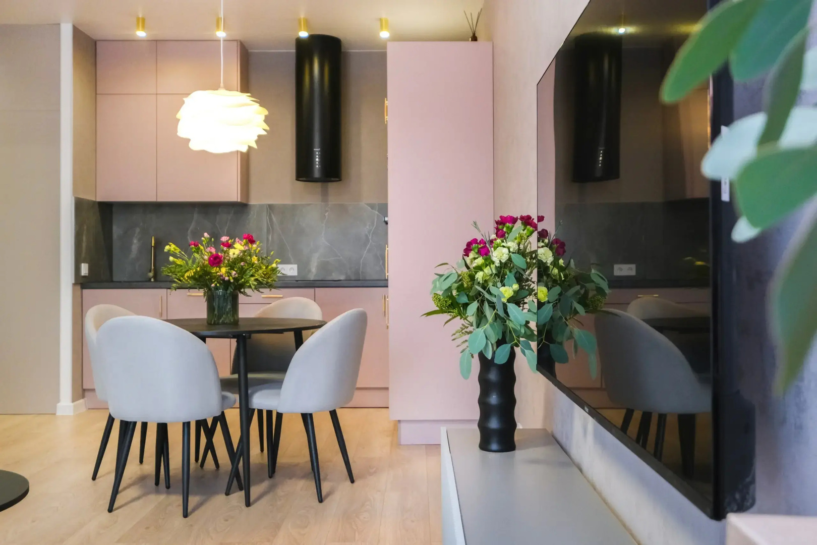 Большая Однокомнатная Квартира с Видом на Реку и Новым Ремонтом