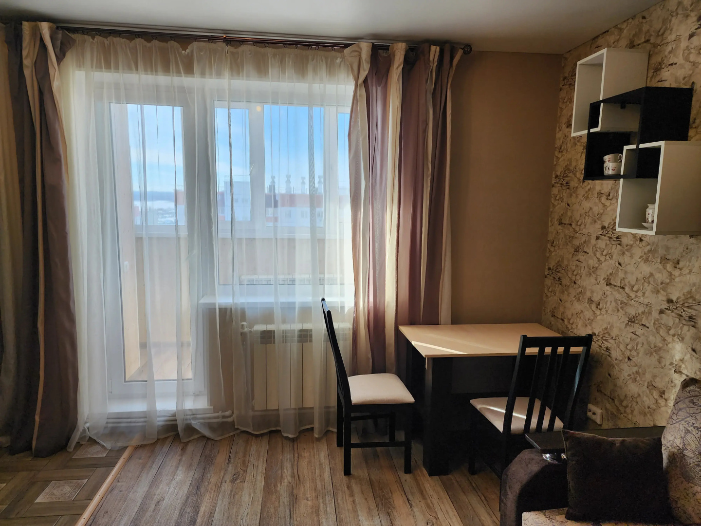 Квартира Студия с Балконом и Видом на Озеро Чебаркуль Рядом с Вокзалом