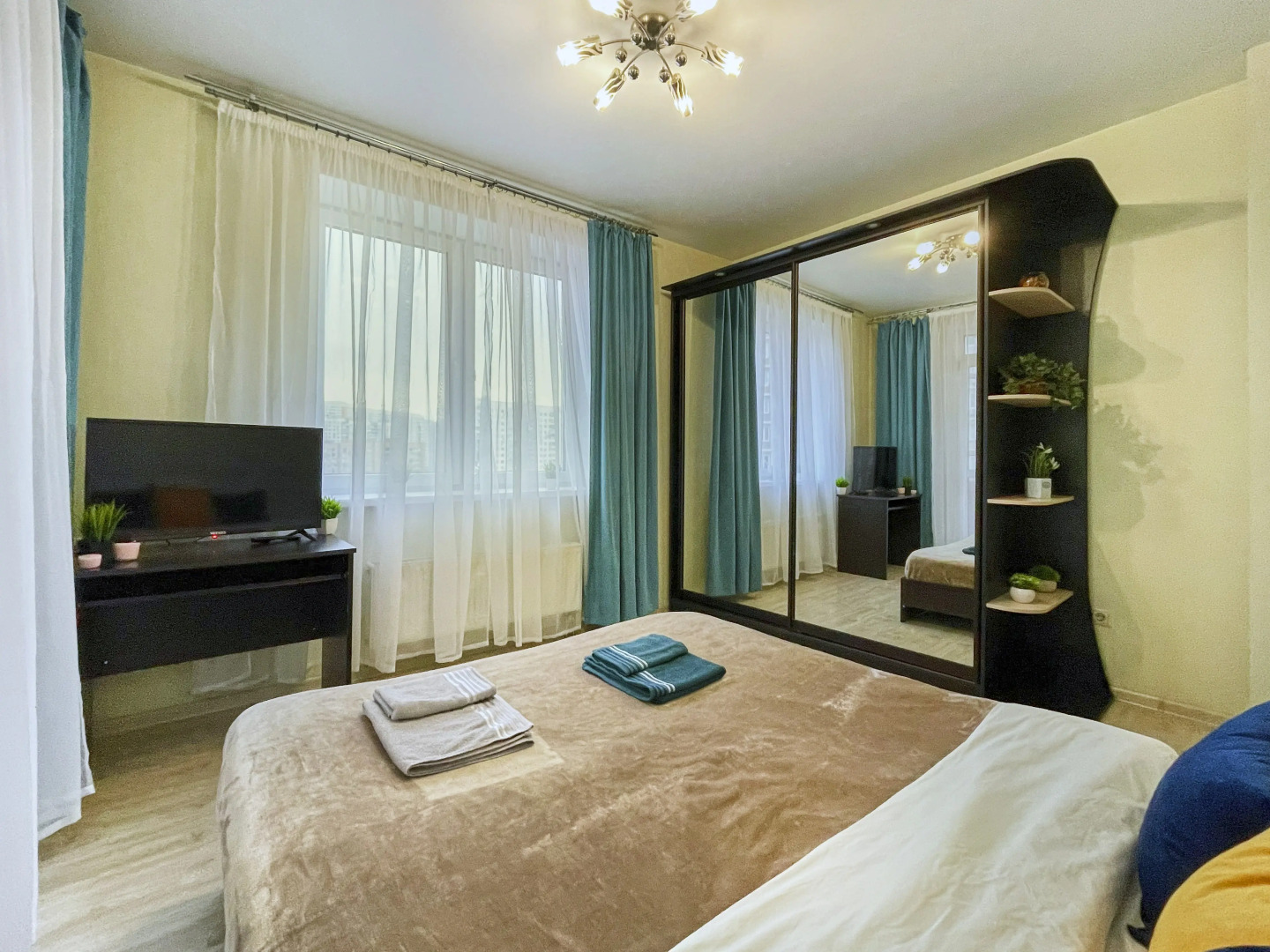 Апартаменты Шикарная двухкомнатная квартира с раздельными комнатами и балконом