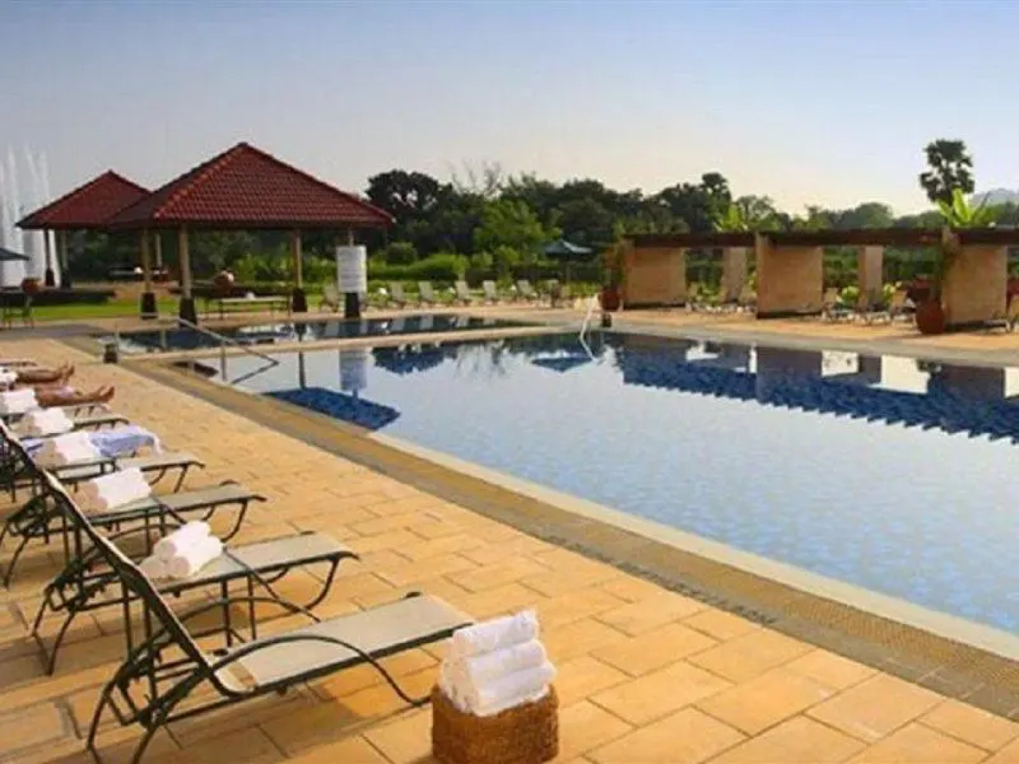 Отель Radisson Blu Dhaka Water Garden